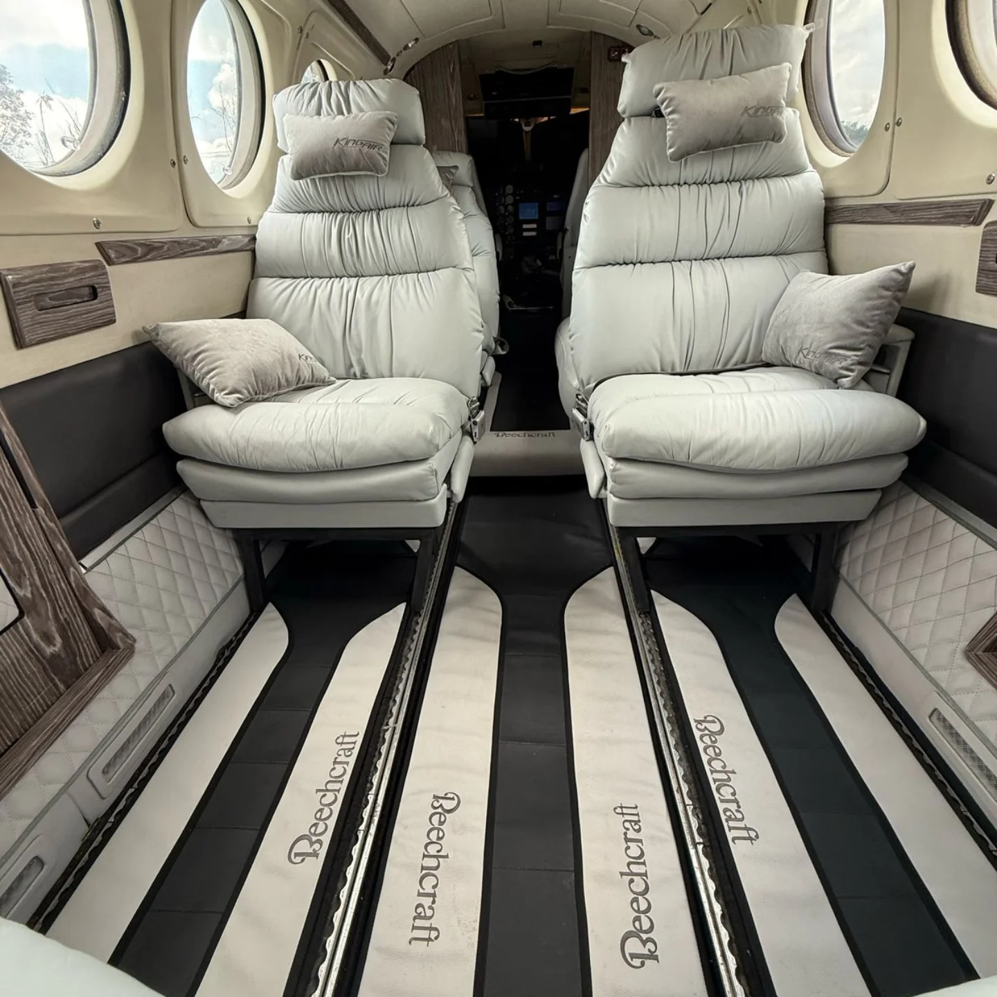 Interior Beechcraft en tonos crema
